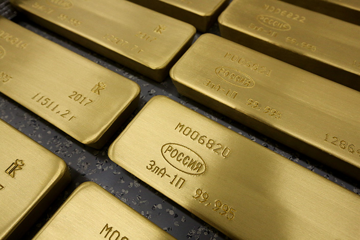 One of Russia’s largest banks is encouraging Chinese lenders to buy gold bars directly from it instead of going through third-party gold exchanges — but Chinese banks are not on board. Above, gold bars are seen at the Krastsvetmet nonferrous metals plant in Krasnoyarsk, Russia, on March 3. Photo: Visual China